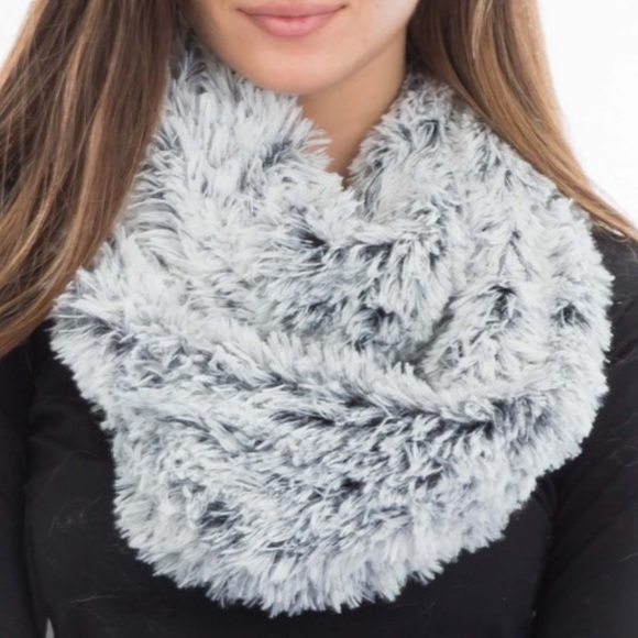 $10 ADD ON 🎁 Plush Faux Fur Soft Cozy Scarf - Picture 3 of 4